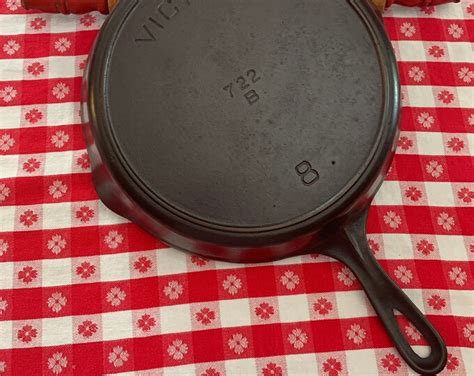 antique no 8 victor cast iron skillet 722 b w heat ring 8 10 inch diameter baking frying