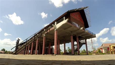 Pada bagian gevel ditambahi dengan teritis kemiringan curam. Desain Rumah Adat Dayak, Yang Indah!