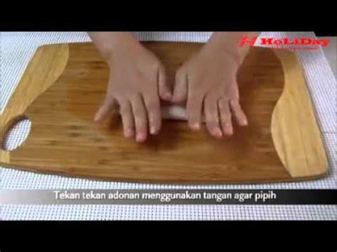 Siapkan baskom, campurkan garam, gula pasir, baking soda, baking powder dengan air, aduk sampai larut semua dan rata. Cara membuat Cakwe - YouTube