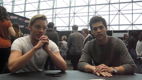 shadowhunters at nycc 2016 qanda with dominic sherwood and matthew daddario youtube