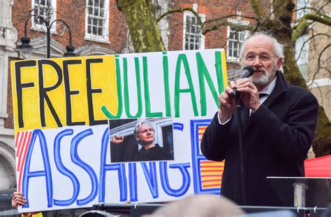 Una Multitud Defiende A Assange Ante El Tribunal Que Decide Su Futuro