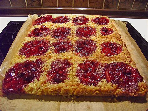 Die rote grütze mit dem zucker in einen topf geben, unterrühren und aufkochen lassen. Rote Grütze - Kuchen vom Blech von hexe_67 | Chefkoch