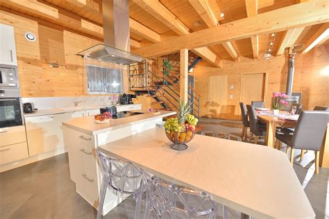 La résistance et la stabilité de ces poutres sont ainsi naturellement avec une scie bien affûtée.pour les augmentées. Maison à poteaux poutres pour chambres d'hôtes - la maison ...