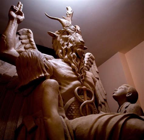 Detroit Satanisten Enthüllen Teufelsstatue Um Mitternacht Welt