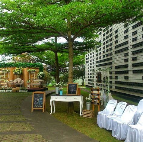 Sedangkan pesta kebun pernikahan merupakan pesta resepsi pernikahan yang dilaksanakan secara non formal di kebun sehingga menciptakan ketiga adalah hiasan pesta kebun, hal ini dibutuhkan untuk melengkapi keindahan kebun. Dekorasi Pesta Kebun di Bandung