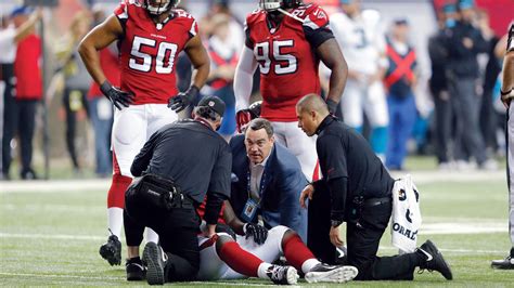 What do sports medicine doctors do? Doctors on the field