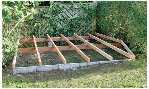 Zum garten hin werden an den eckpunkten schnureisen positioniert und die richtschnur unter einberechnung eines leichten gefälles (vom haus weg) befestigt. Holzterrasse bauen | selbst.de | Terrasse anlegen ...