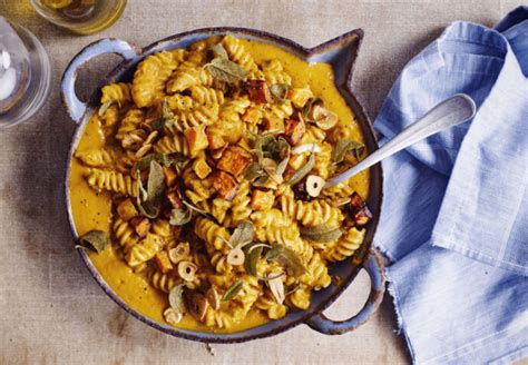 Volkorenpasta Met Geroosterde Pompoensaus Salie En Look