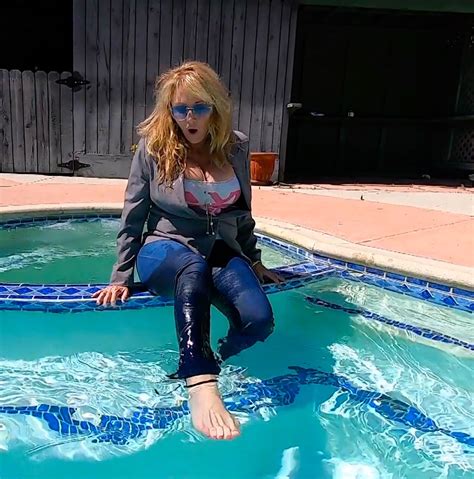 Wwf 78101 New Video Lorraine Jeans Jacket Underwater Footage