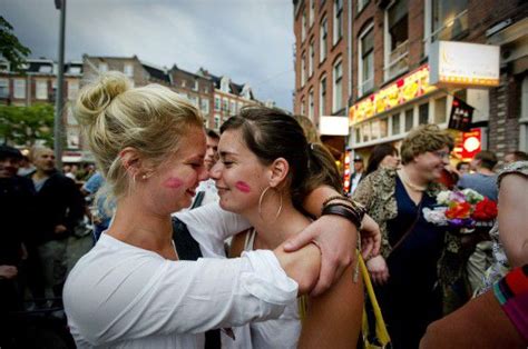 Meer Nederlanders Accepteren Homoseksualiteit Afvlakking In Europa Nrc