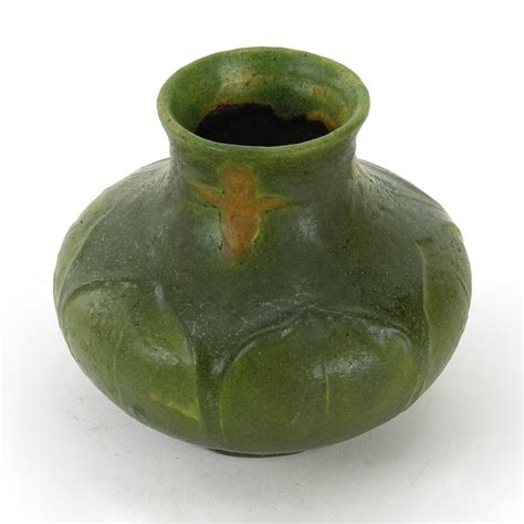 Grueby Pottery Matte Green Yellow Flower 6 Leaf Squat Vase Arts