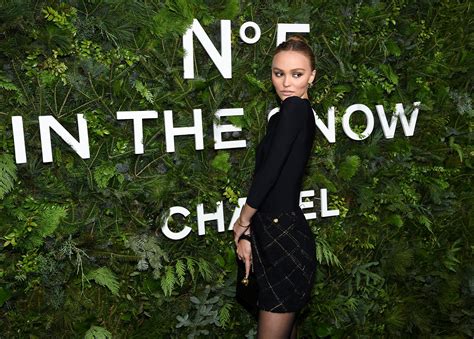 Lily Rose Depp Bez Biustonosza 68 Zdjęcia Naga Celebrytka