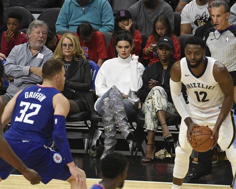 #bendall is back as @kendalljenner is spotted @sixers game, another wrote. Στο μπάσκετ το 'ριξε και η Kendall Jenner, βγαίνει με τον ...