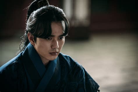 The crown prince sneaks out of the palace to look for woo bo. Ruler: Master Of The Mask episodes 21-22 preview, spoilers ...