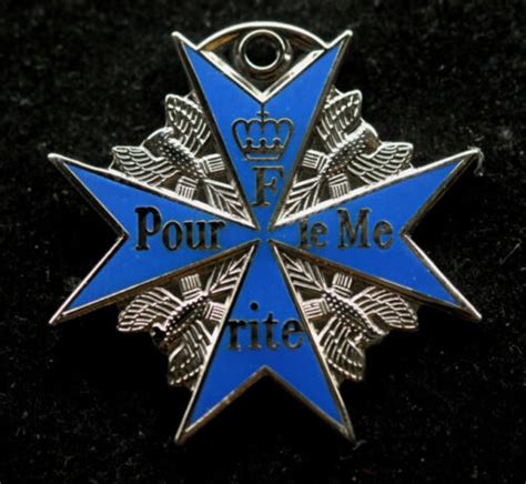 Blue Max Pour Le Mérite World War 1 German Medal Air Force Pin Red