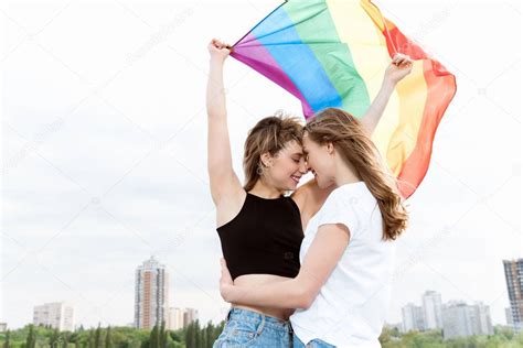 coppia lesbica con bandiera lgbt foto stock foto immagini © dimabaranow 156088174