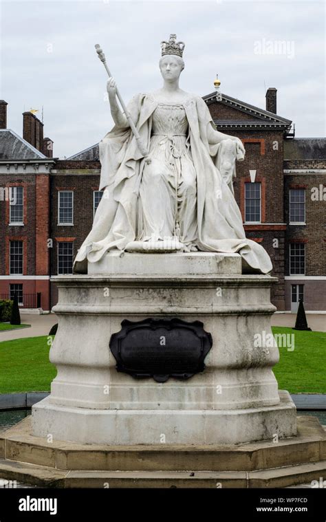 Princess Louises Statue Of Queen Victoria At Kensington Palace Stock