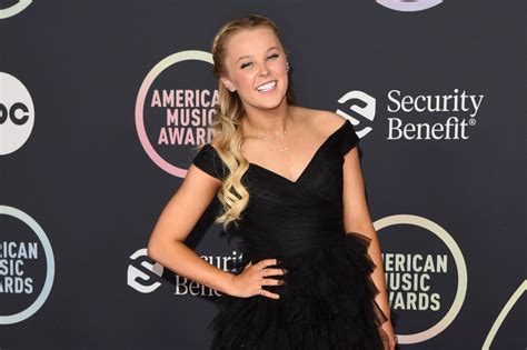 Jojo Siwa Wore A Dress And Heels For The First Time At The 2021 Amas