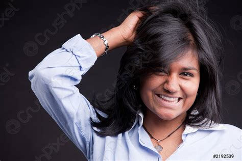 Retrato De Una Linda Chica India Sonriendo Foto De Stock Crushpixel