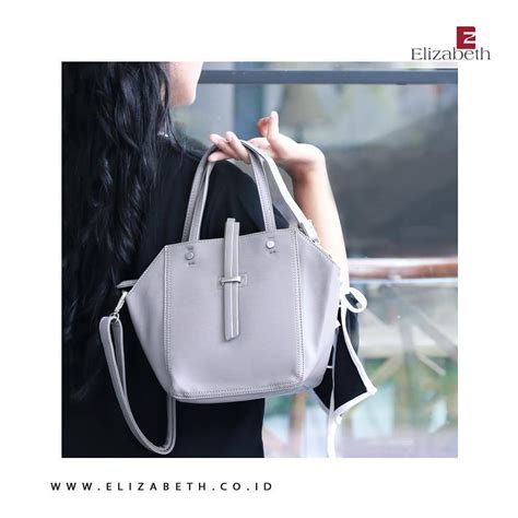 Seorang wanita harus mempunyai lebih dari satu tas saja, karena untuk berbagai kesempatan dan busana. Tas Elizabeth Model Tas Wanita Terbaru 2019 - Juwitala