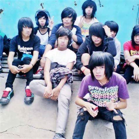 Kebal luka bakar, tusuk, atau caci maki. Emo : "Peradaban" Yang Hilang