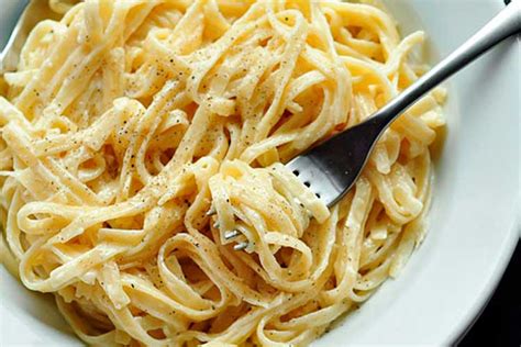 Esta receta de pasta en salsa alfredo con pollo, champiñones y queso parmesano alpina es perfecta para los amantes de las pastas. Fetuccini Alfredo y camarones - Recetas de Pasta