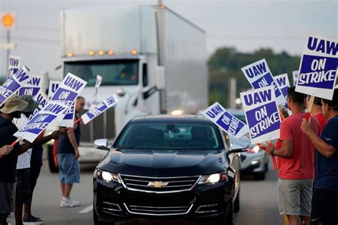 Gm No Longer Paying For Striking Workers Health Insurance As
