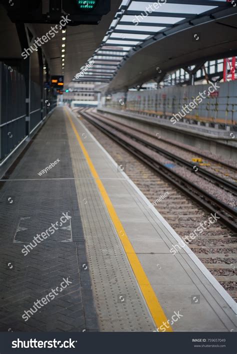 London Bridge Station Empty Platforms Trains Stock Photo 759657049