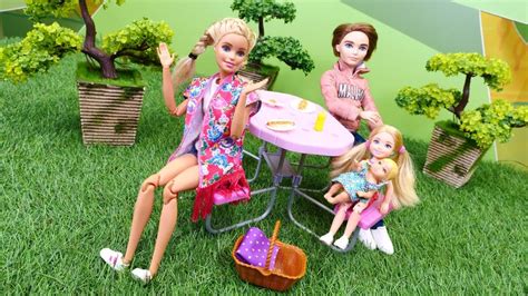 Montamos Una Mesa De Picnic Con Barbie Vídeos De Barbie En Español
