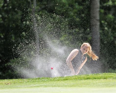 Fotos Gratis Girls Golf Club De Golf Golf Shot Verde Pelota De Golf Pajarito Trampa De