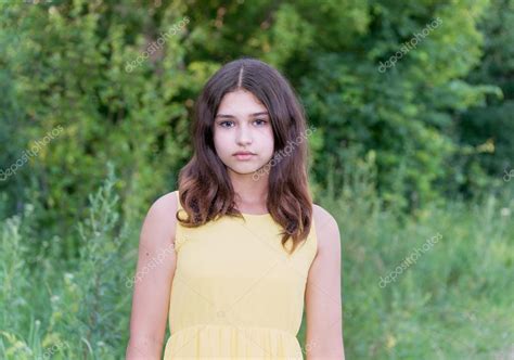 Chica bonita años posando en la naturaleza del verano fotografía de stock olenka