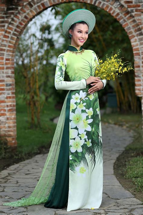 Á hậu Phạm Hương mặc áo dài vẽ lại cảnh Sài Gòn về đêm Phong cách