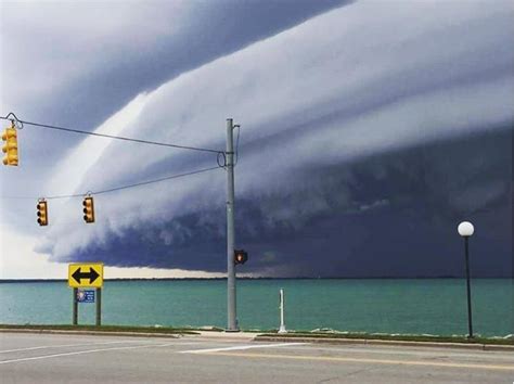 Massive Shelf Cloud Engulfs Michigan Apocalypse In Pictures Strange