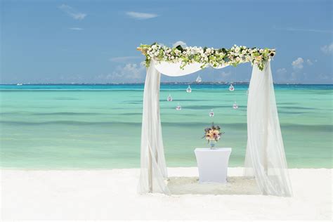Disha & rushireal weddingdressed in beach. Cancun Resort & Spa Weddings | Grand Fiesta Americana
