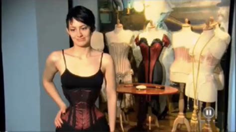 michele köbke porte un corset depuis trois ans pour avoir la taille la plus fine du monde