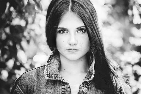Retrato De Una Adolescente Con El Pelo Largo Imagen De Archivo Imagen De Exterior Manera