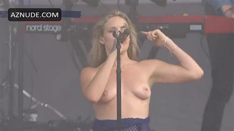 Tove Lo Topless Singer Flashes Her Tits On Stage At Llapalooza In Chicago AZNude