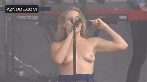 Tove Lo Topless Singer Flashes Her Tits On Stage At Llapalooza In Chicago Aznude