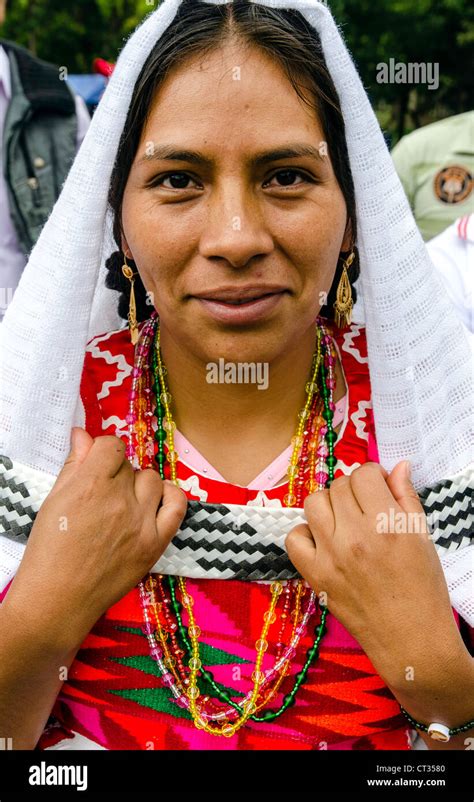 mexican women in traditional dress