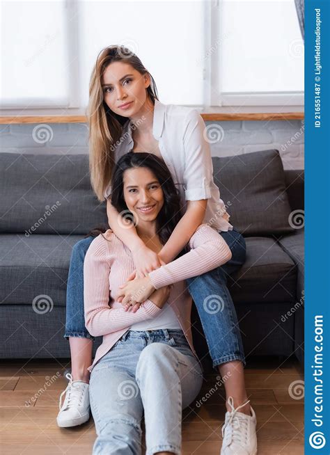 Feliz Rubia Y Morena Lesbianas Abrazo Imagen De Archivo Imagen De