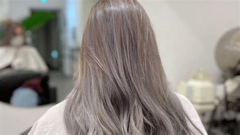 Ide Warna Rambut Ash Grey Yang Tren Untuk Cewek