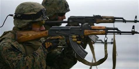 反对武装手中搅乱和平的ak47步枪 部分竟是美国制造 俄罗斯 ak47 新浪军事 新浪网