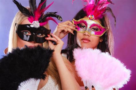Dos Mujeres Con Las Máscaras Venecianas Del Carnaval Imagen de archivo