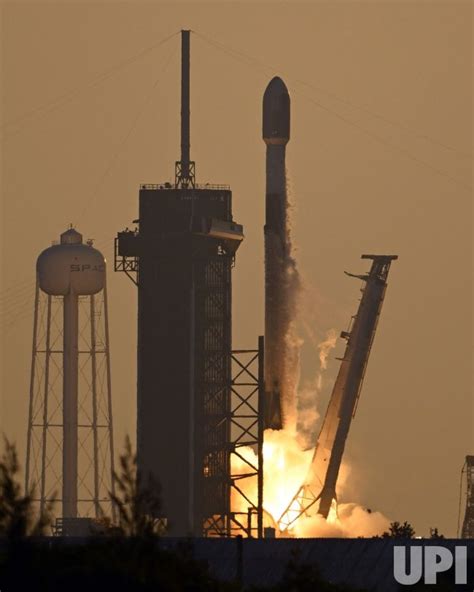 Photo SpaceX Launches Starlink Satellites From The Kennedy Space Center Florida