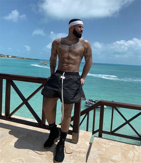 Drake Goes Shirtless Showing Off His Summer Body Photo Thejasminebrand
