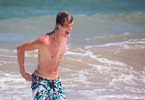 Bildet Mann Strand kyst natur sand pike sol shore ferie mann bein svømme modell