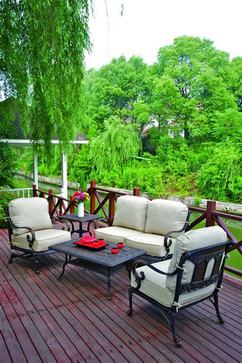 Adorn your table with the earliest bloomers: Outdoor Coffee Table Setting Ideas You Love To Copy ...