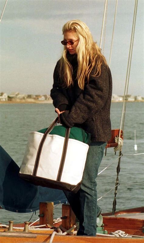 Style Icon The Timeless Looks Of Carolyn Bessette Kennedy
