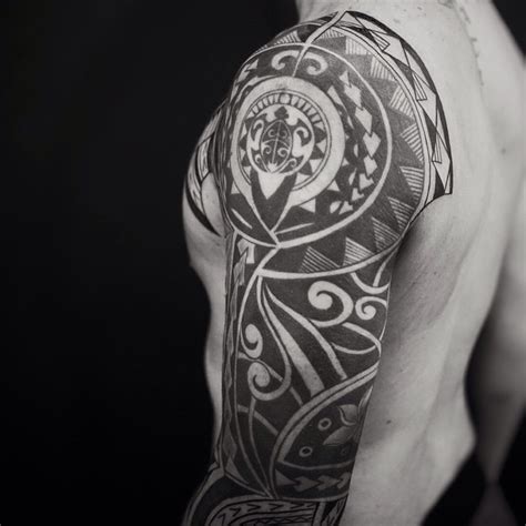 Here the top portion of the chest is beautifully inked with a very neat design and it is also camouflaging the muscles of the toned chest. 60+ Best Samoan Tattoo Designs & Meanings - Tribal ...