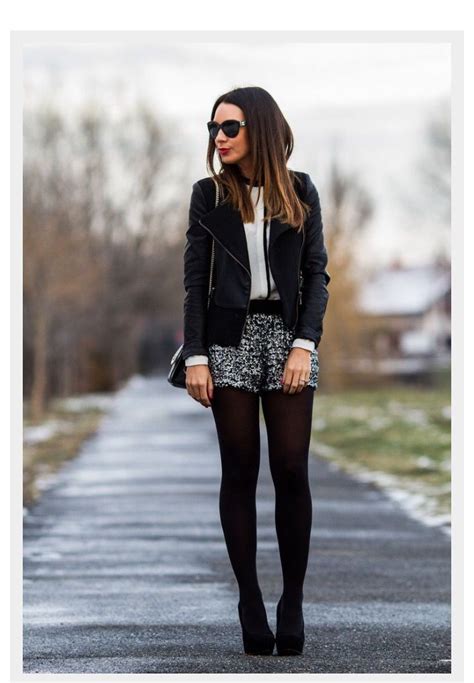 los short tambien pueden estar en invierno con medias o botas short outfits winter outfits